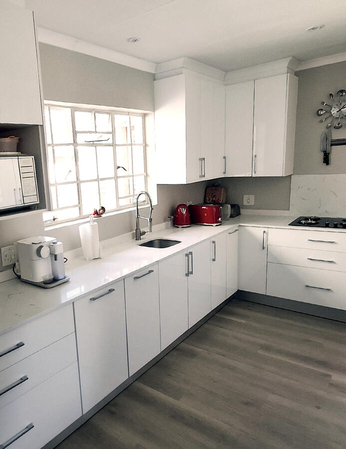 Red and white modern kitchen Red and white modern kitchen
